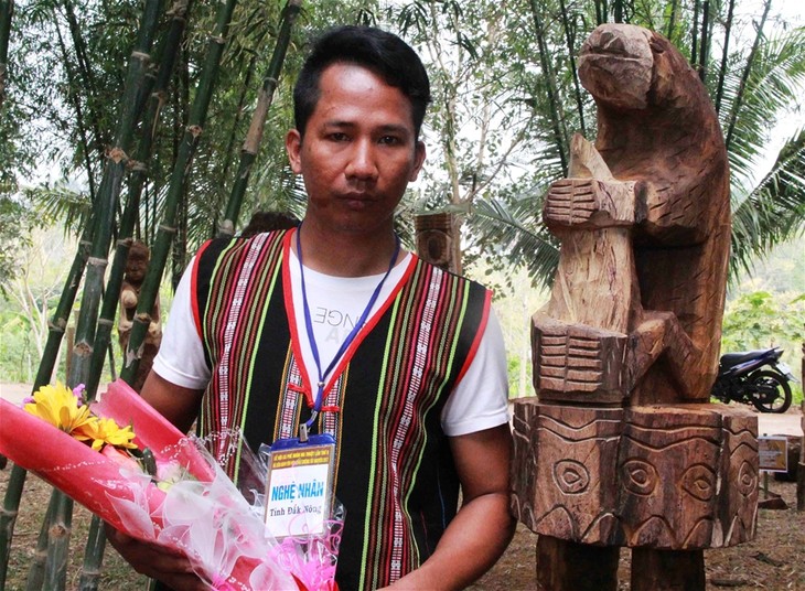 Tác phẩm “Gấu bẻ măng” giành giải nhất Hội thi tạc tượng gỗ dân gian các dân tộc Tây Nguyên  - ảnh 1